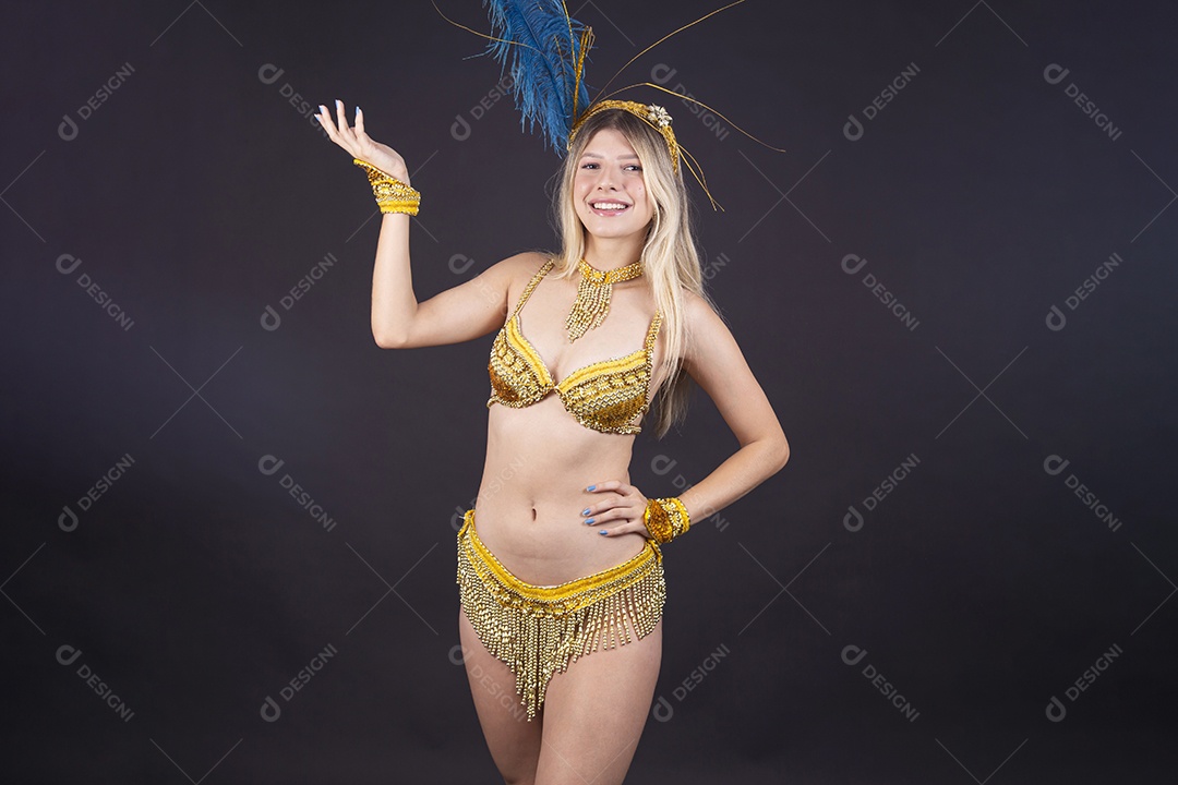 Linda passista loira fantasiada para o carnaval com uma linda tiara de pluma azul.