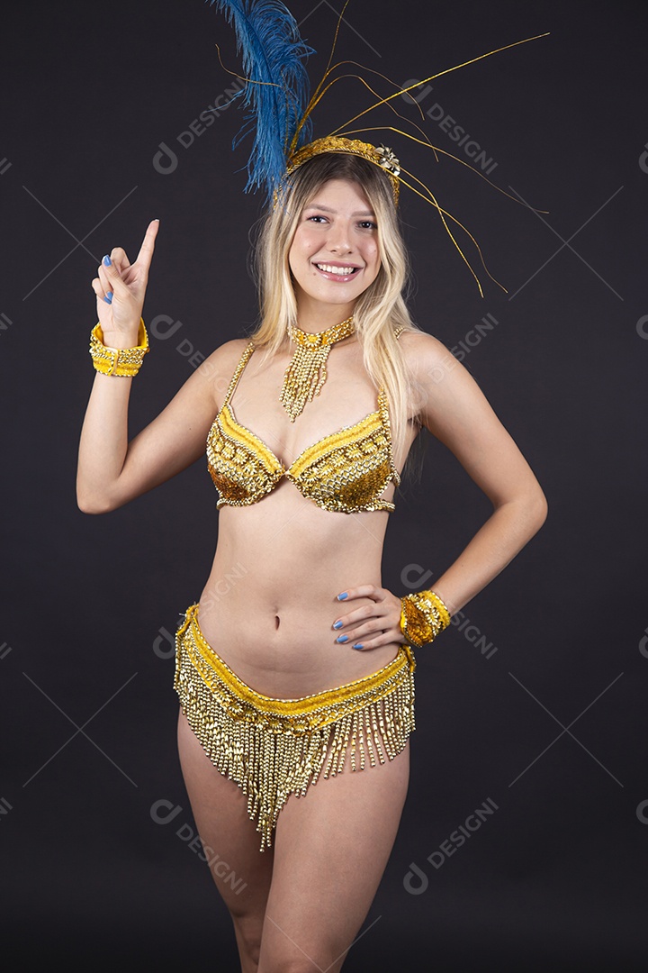 Passista loira fantasiada para o carnaval com uma linda tiara de pluma azul.