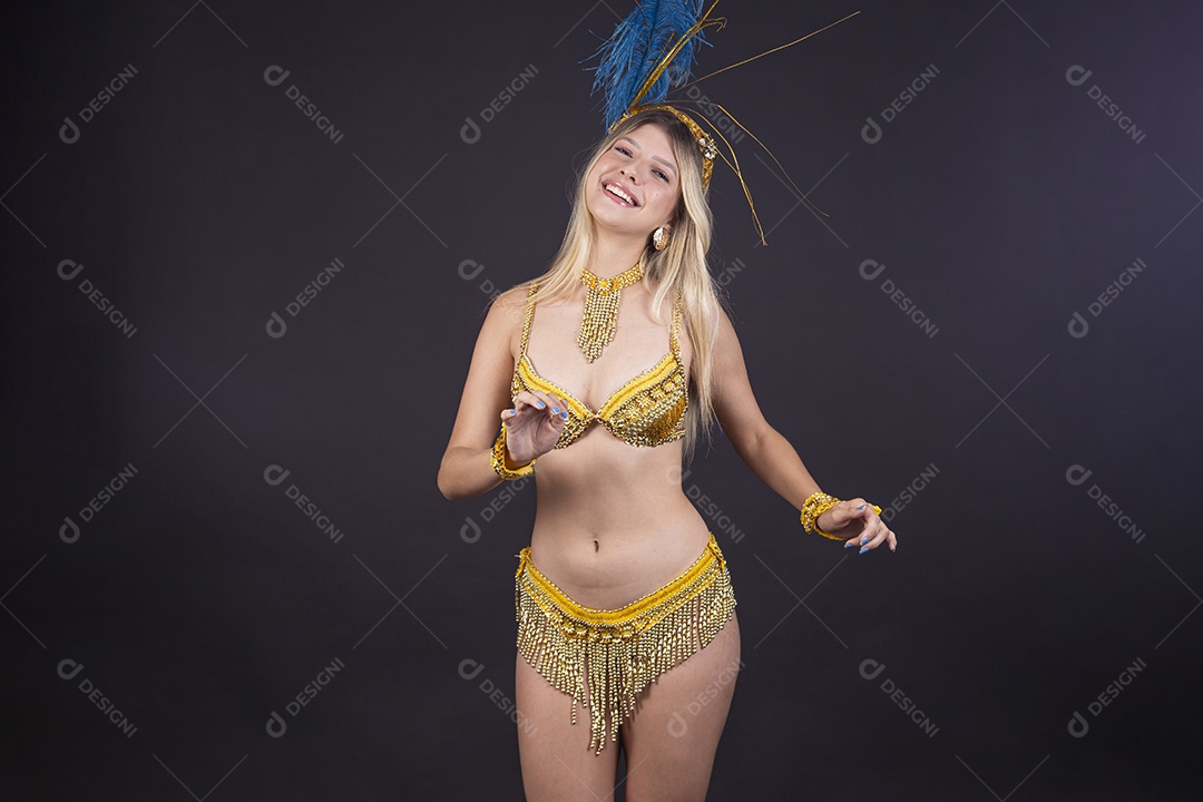 Linda passista fantasiada para o carnaval sobre um fundo isolado preto.