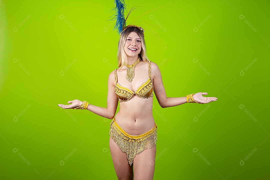 Linda passista loira fantasiada para o carnaval sobre um fundo isolado verde.
