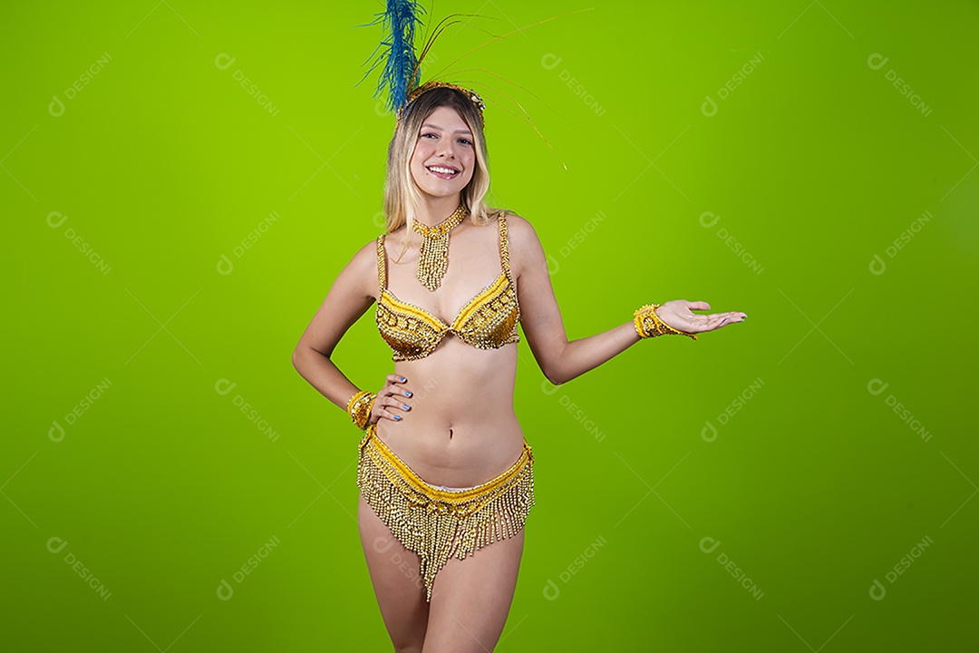 Linda passista loira fantasiada para o carnaval sobre um fundo isolado verde.