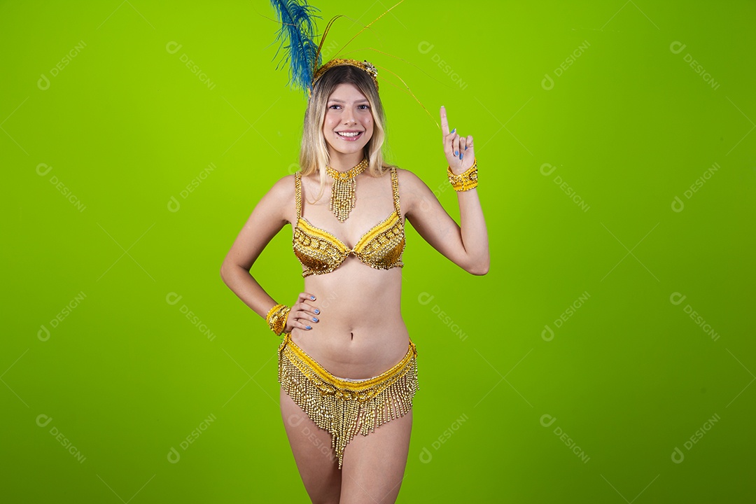 Linda passista loira fantasiada para o carnaval sobre um fundo isolado verde.
