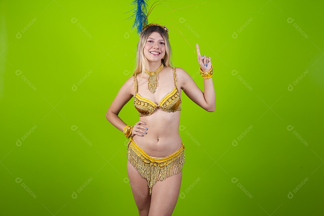 Linda passista loira fantasiada para o carnaval sobre um fundo isolado verde.