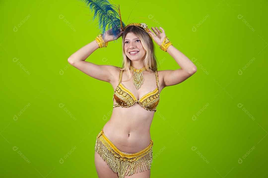 Linda passista loira fantasiada para o carnaval sobre um fundo isolado verde.