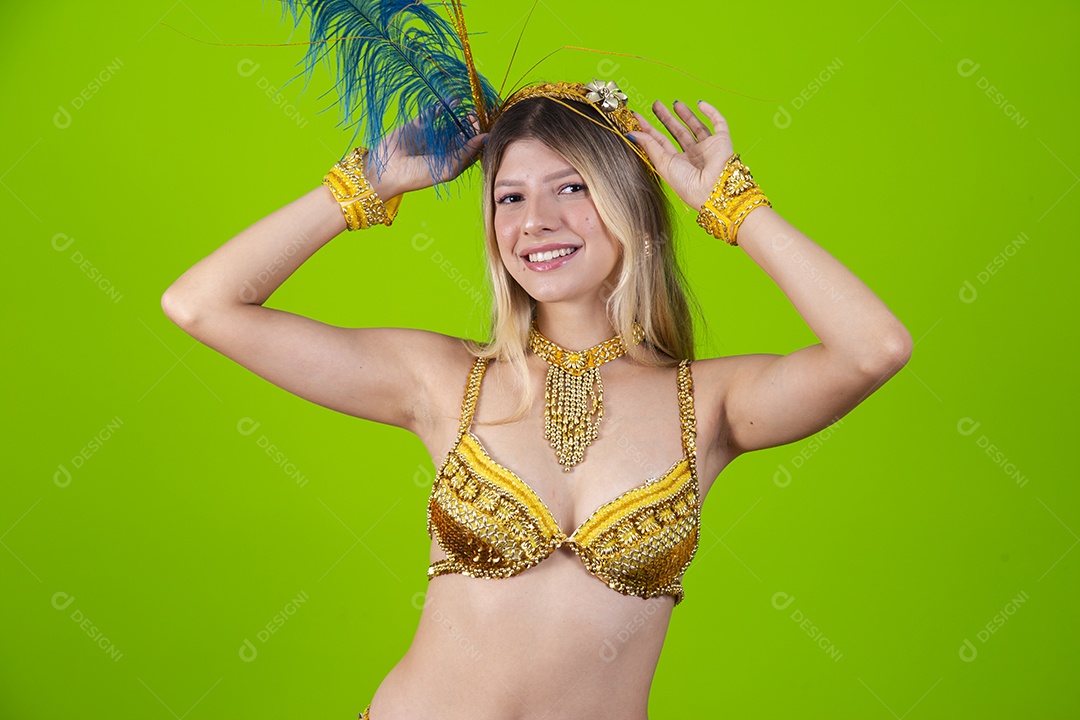 Linda passista loira fantasiada para o carnaval sobre um fundo isolado verde.