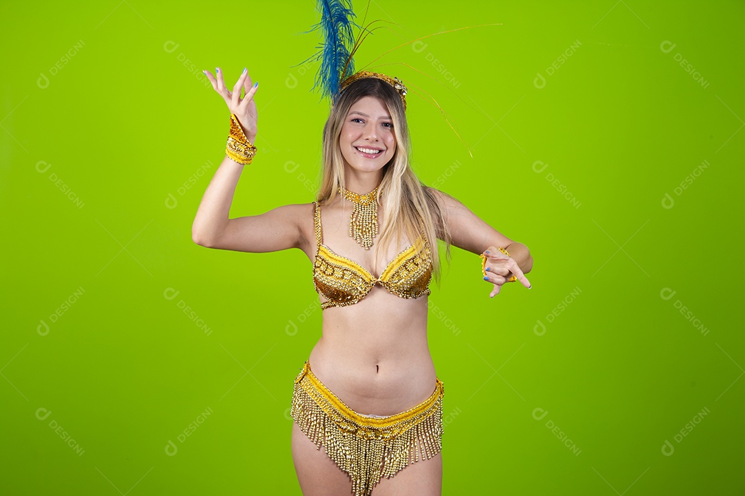 Linda passista loira fantasiada para o carnaval sobre um fundo isolado verde.