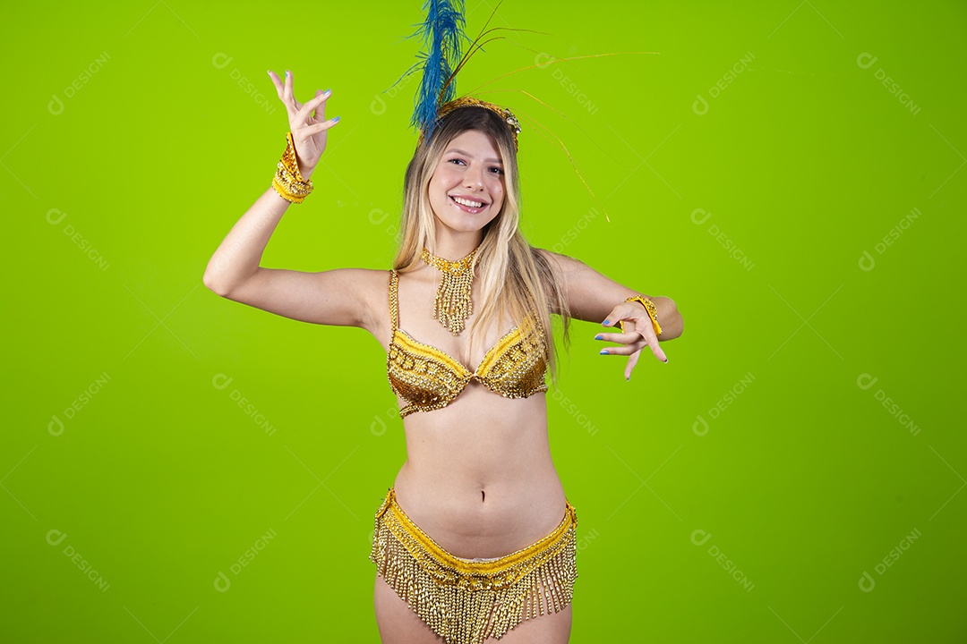 Linda passista loira fantasiada para o carnaval sobre um fundo isolado verde.