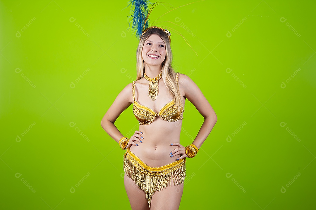 Linda passista loira fantasiada para o carnaval sobre um fundo isolado verde.