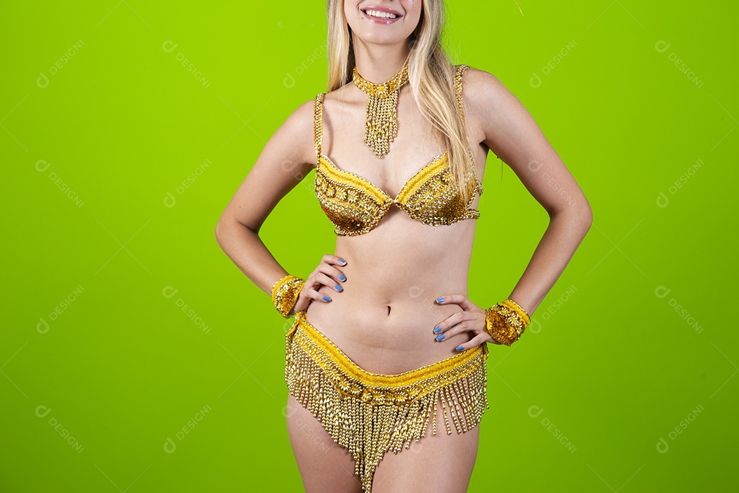 Linda passista loira fantasiada para o carnaval sobre um fundo isolado verde.