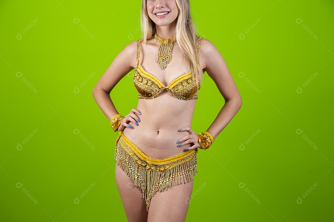 Linda passista loira fantasiada para o carnaval sobre um fundo isolado verde.