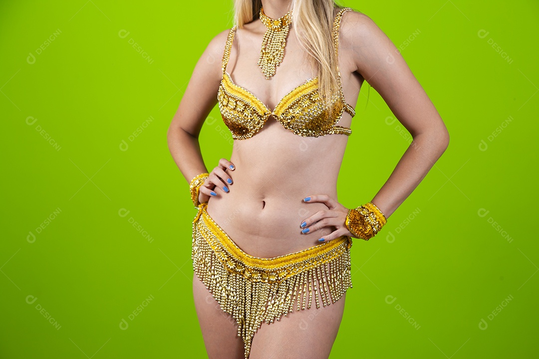 Linda passista loira fantasiada para o carnaval sobre um fundo isolado verde.