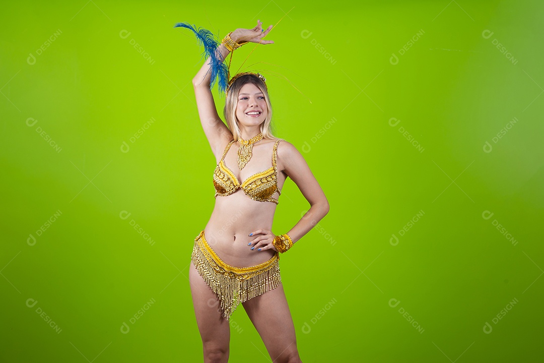 Linda passista loira fantasiada para o carnaval sobre um fundo isolado verde.