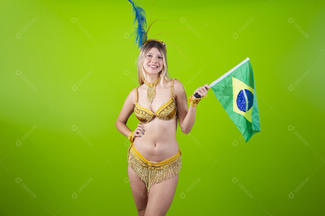 Linda passista loira fantasiada para o carnaval segurando bandeira do Brasil.