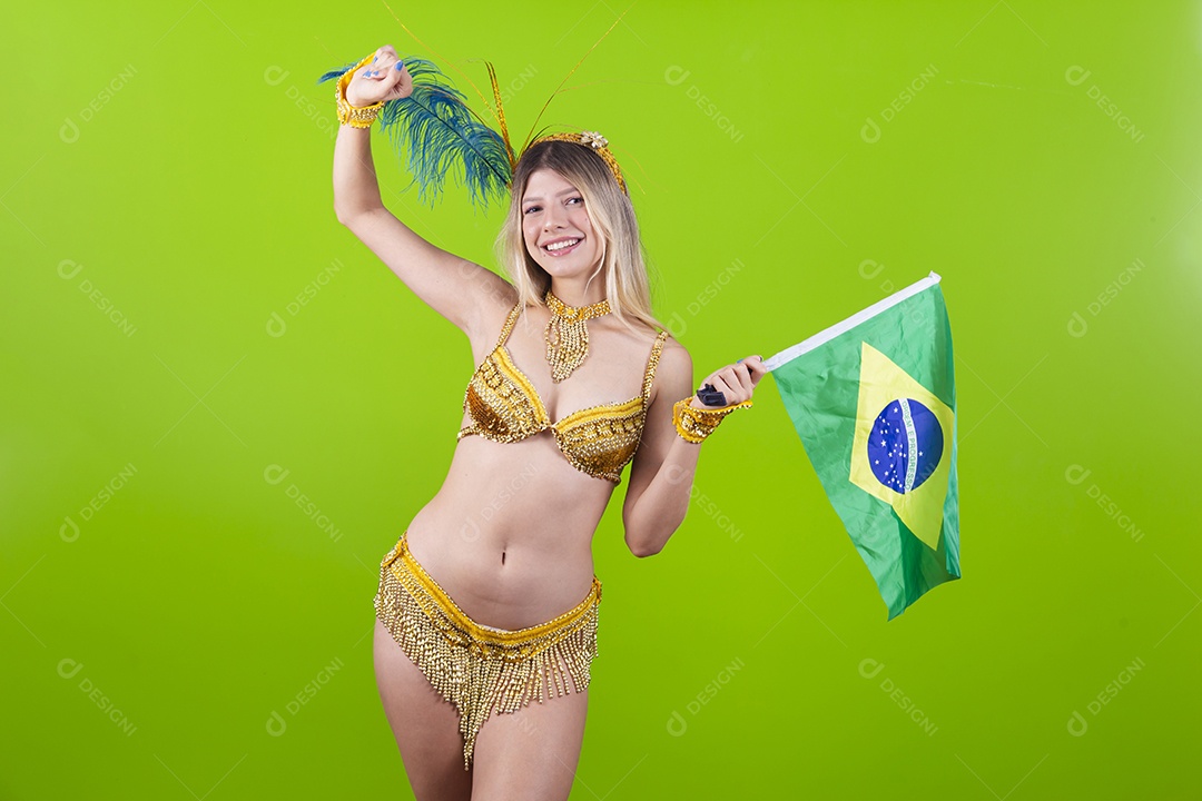 Linda passista loira fantasiada para o carnaval segurando bandeira do Brasil.