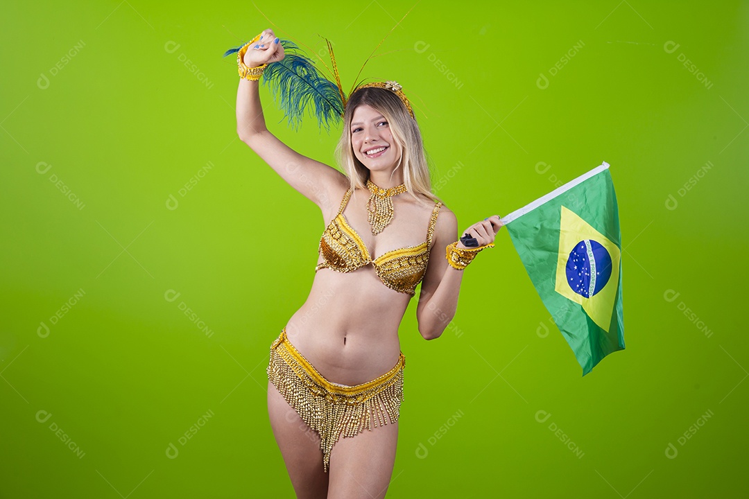 Linda passista loira fantasiada para o carnaval segurando bandeira do Brasil.