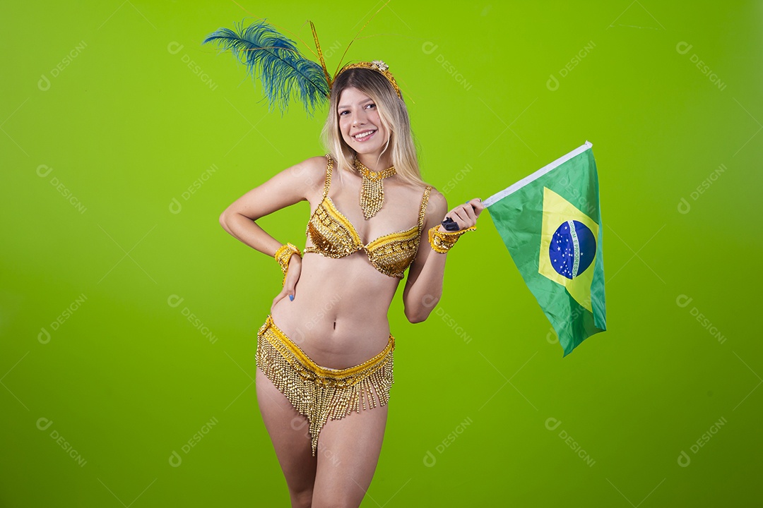 Linda passista loira fantasiada para o carnaval segurando bandeira do Brasil.