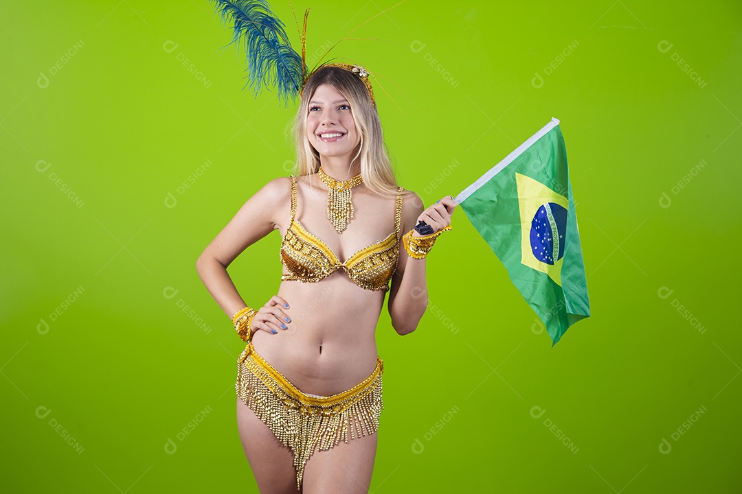 Linda passista loira fantasiada para o carnaval segurando bandeira do Brasil.