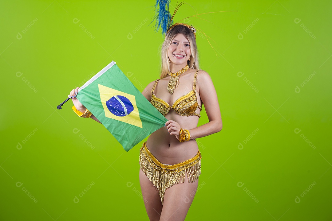 Linda passista loira fantasiada para o carnaval sobre um fundo isolado verde.