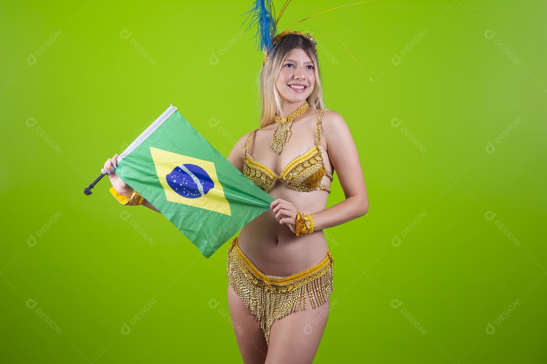 Linda passista loira fantasiada para o carnaval segurando bandeira do Brasil.