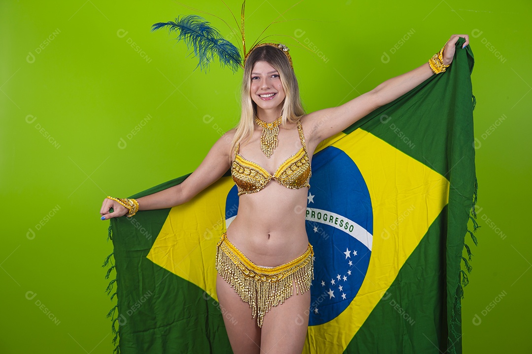 Linda passista loira fantasiada para o carnaval segurando bandeira do Brasil.