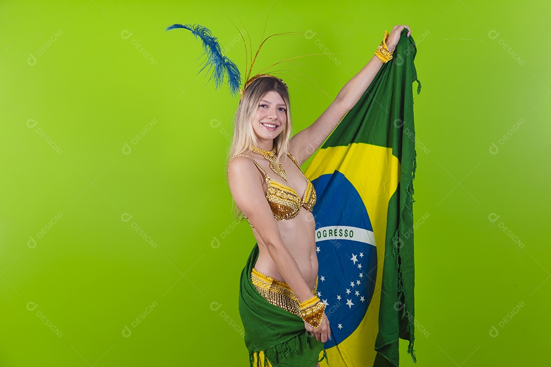 Linda mulher loira fantasiada para o carnaval segurando bandeira do Brasil.