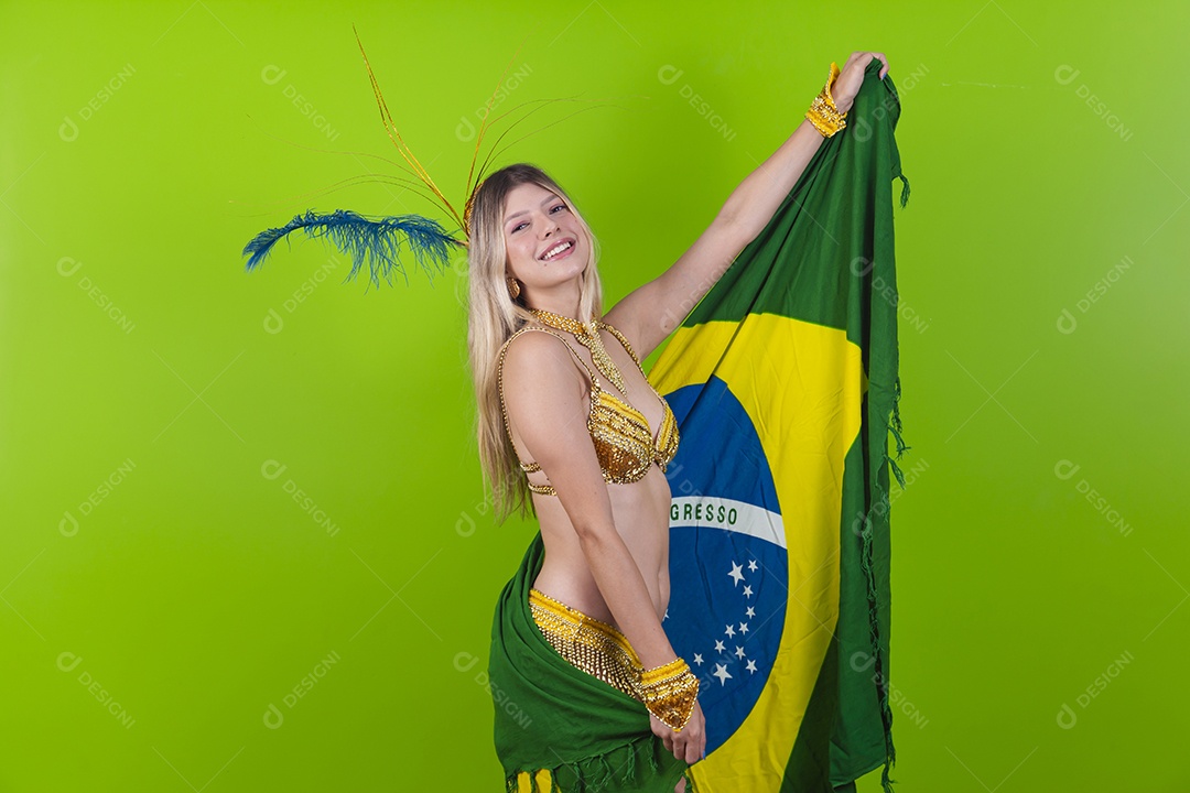 Linda mulher loira fantasiada para o carnaval segurando bandeira do Brasil.