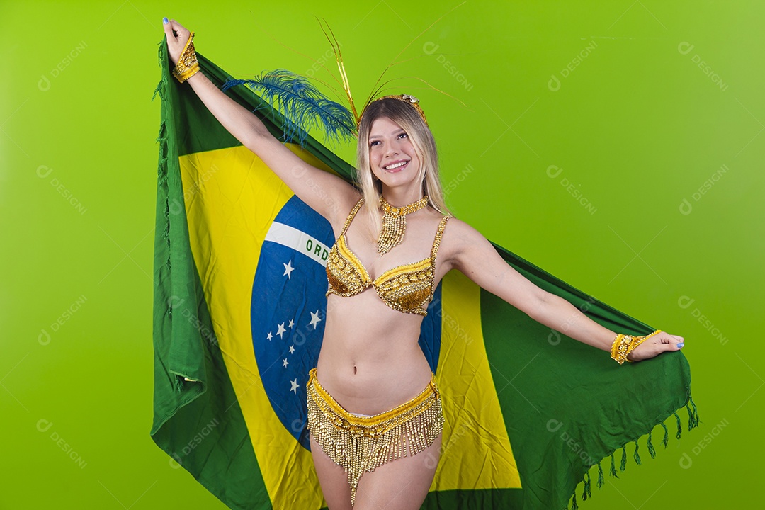 Linda passista loira fantasiada para o carnaval segurando bandeira do Brasil.