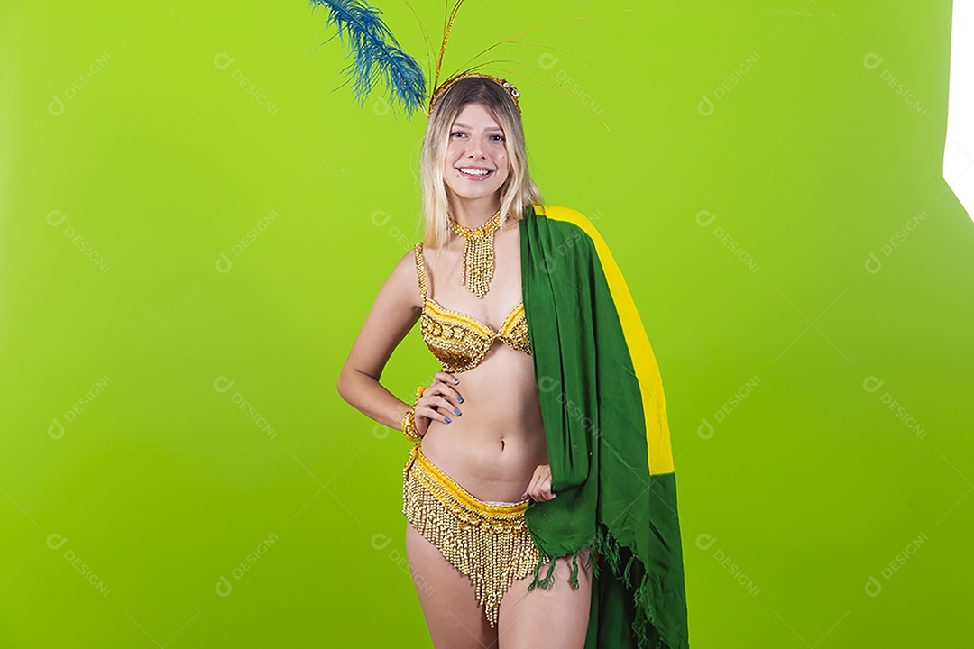 Linda passista loira fantasiada para o carnaval segurando bandeira do Brasil.
