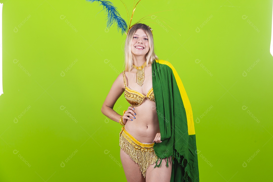 Linda passista loira fantasiada para o carnaval segurando bandeira do Brasil.