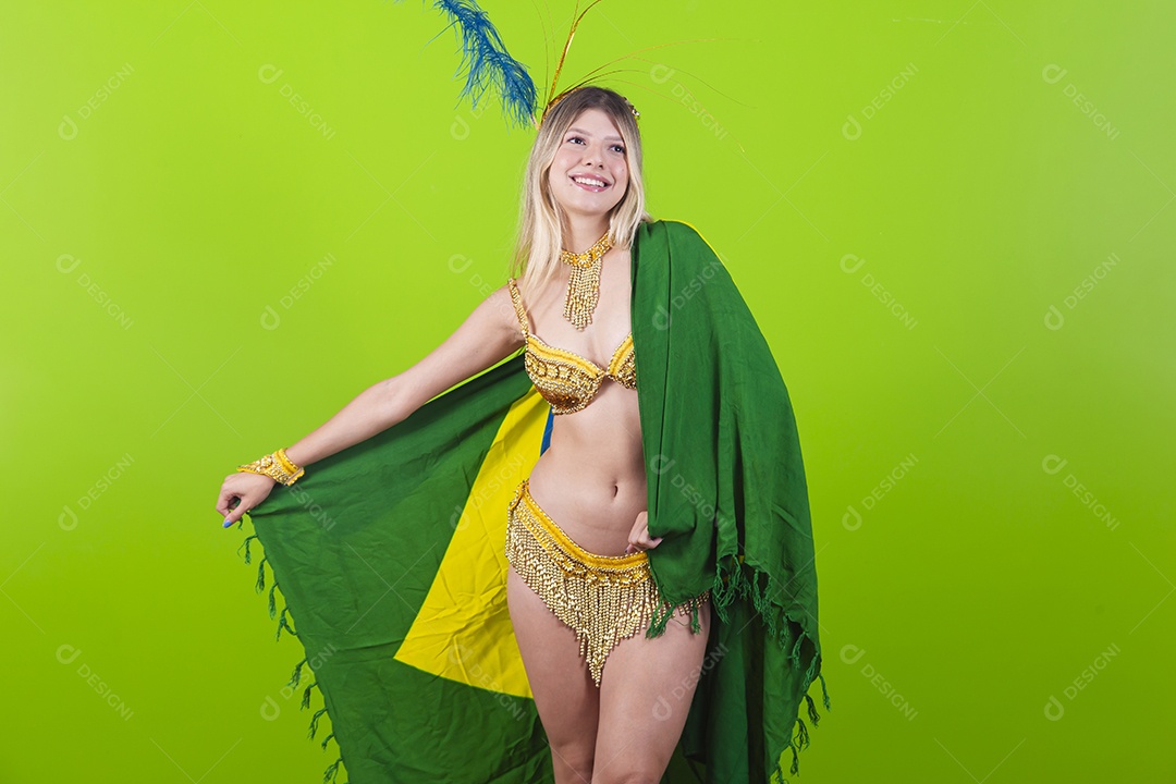 Linda passista loira fantasiada para o carnaval segurando bandeira do Brasil.