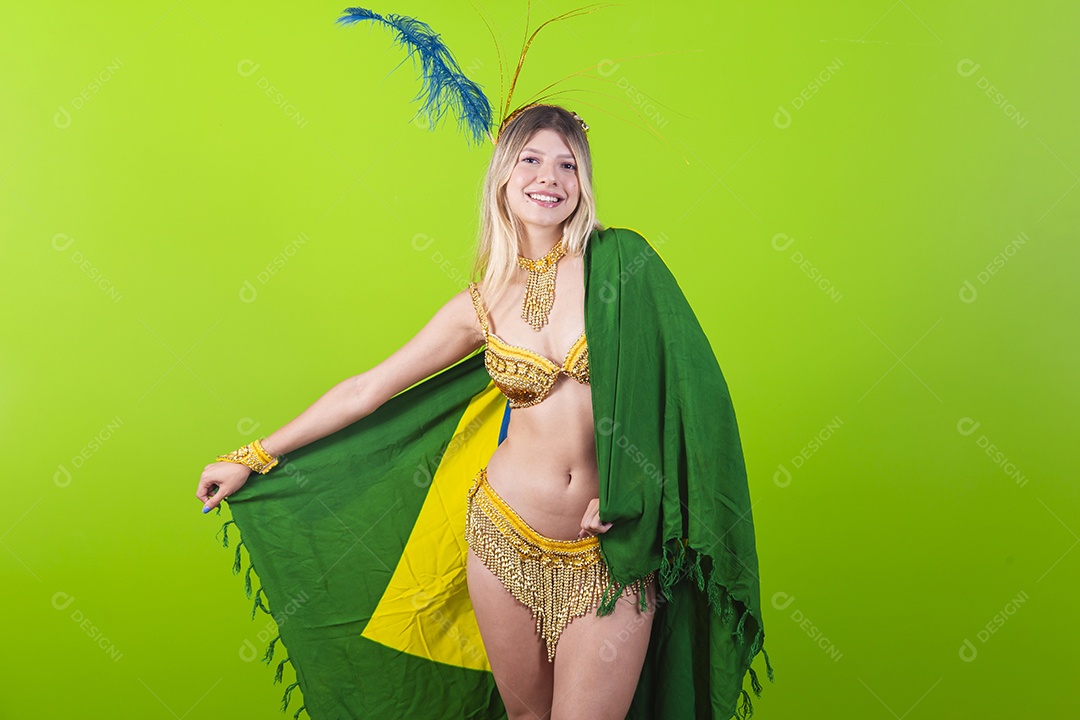 Linda passista loira fantasiada para o carnaval segurando bandeira do Brasil.