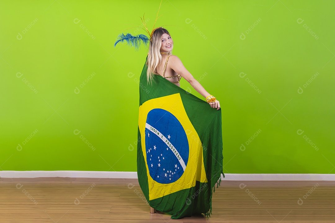 Linda mulher loira fantasiada para o carnaval segurando bandeira do Brasil.