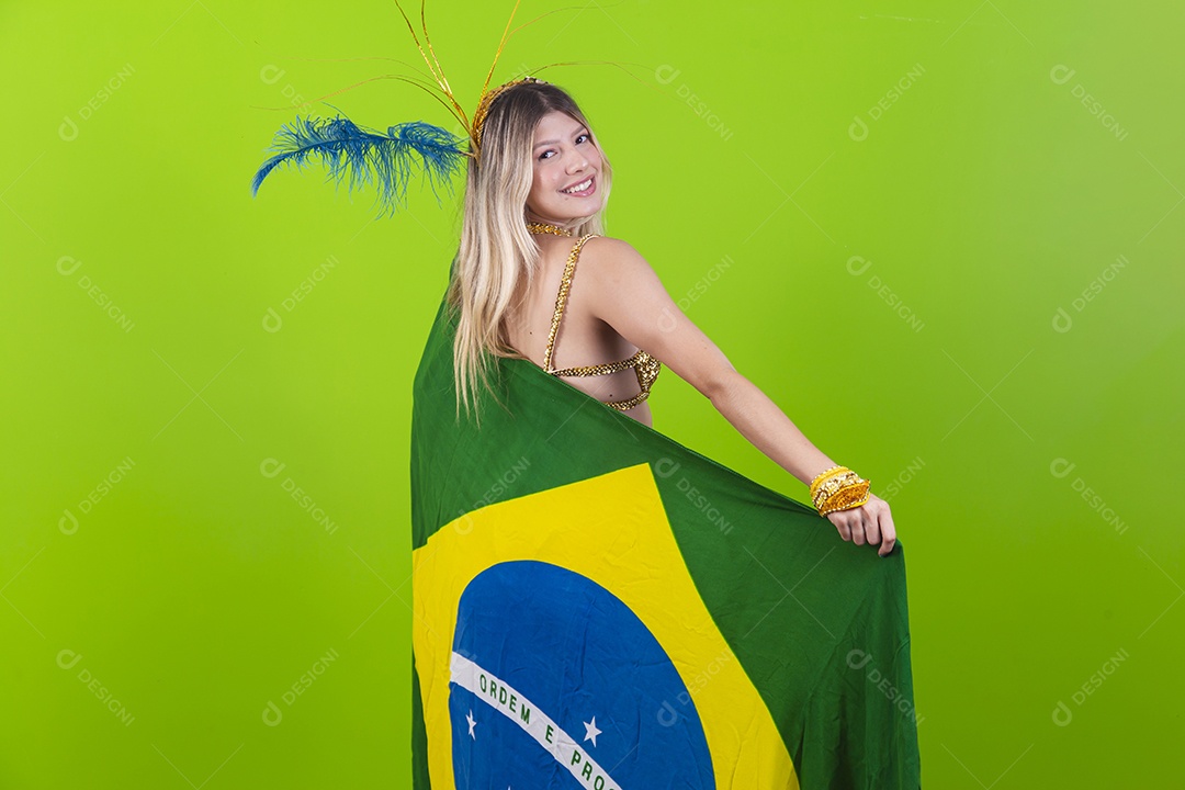 Linda mulher loira fantasiada para o carnaval segurando bandeira do Brasil.