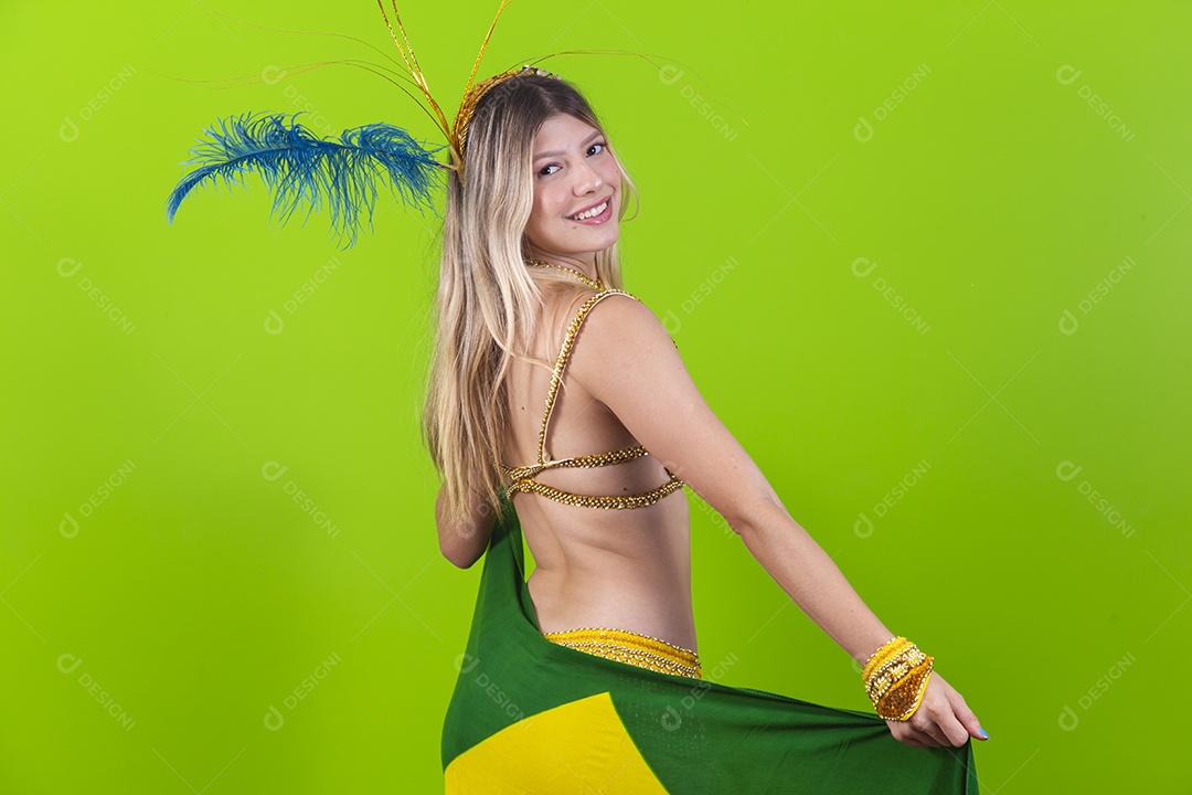 Linda mulher loira fantasiada para o carnaval segurando bandeira do Brasil.