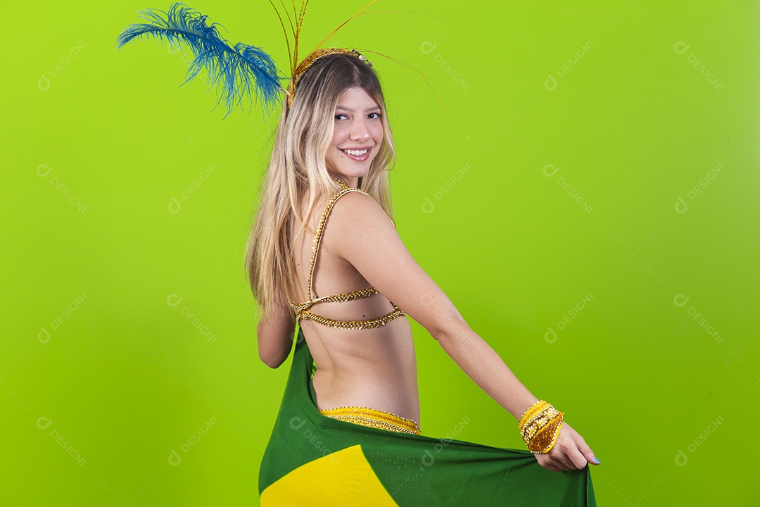 Linda mulher loira fantasiada para o carnaval segurando bandeira do Brasil.