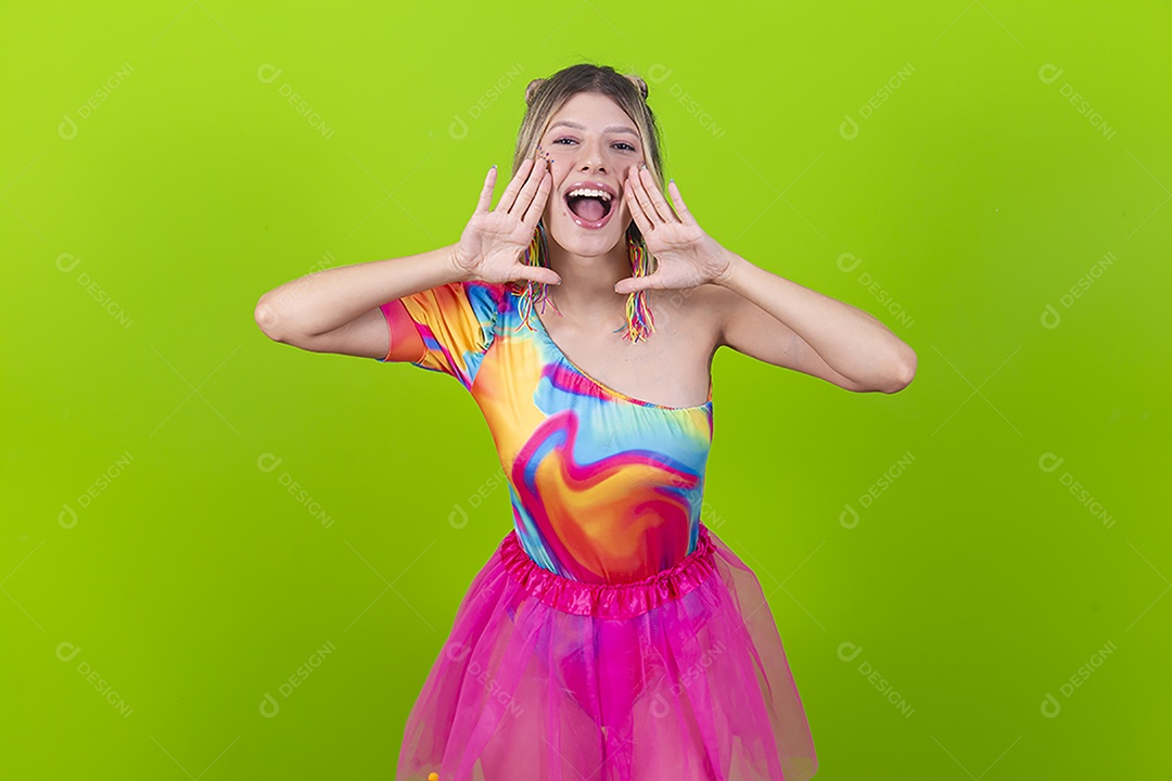 Linda mulher loira fantasiada para o carnaval sobre um fundo isolado verde.