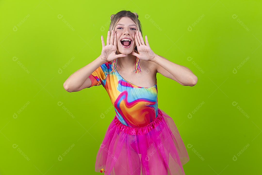 Linda mulher loira fantasiada para o carnaval sobre um fundo isolado verde.