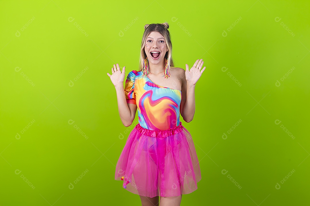 Linda mulher loira fantasiada para o carnaval sobre um fundo isolado verde.