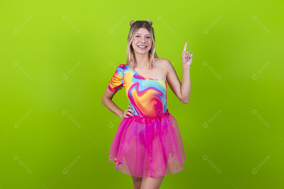 Linda mulher loira fantasiada para o carnaval sobre um fundo isolado verde.