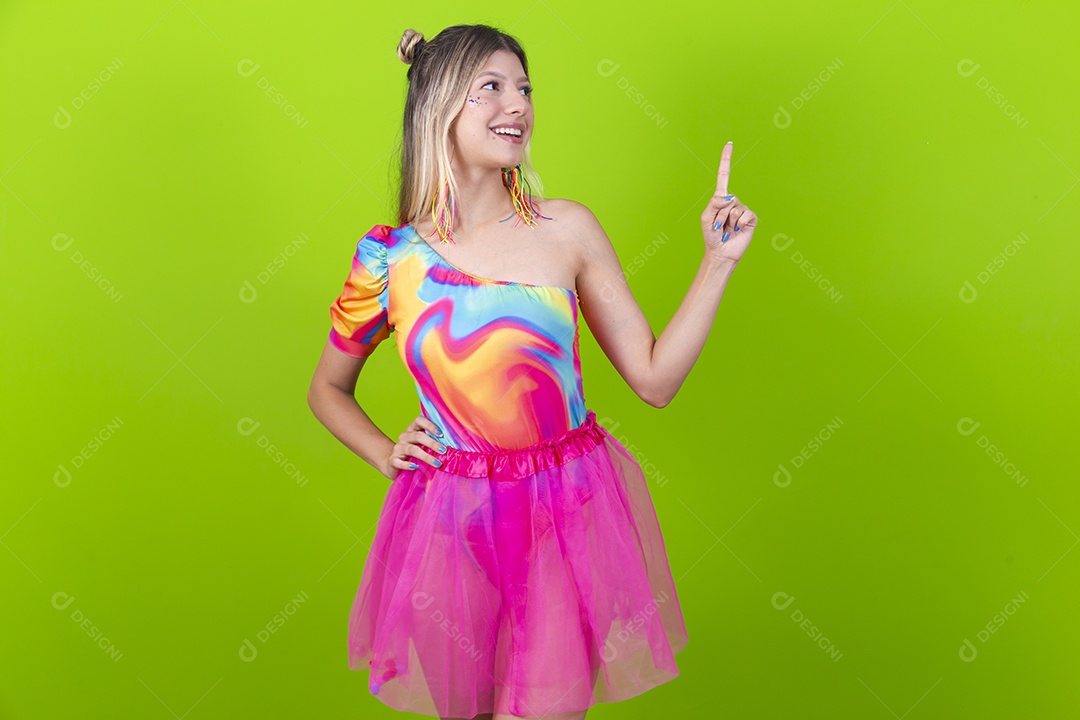 Linda mulher loira fantasiada para o carnaval sobre um fundo isolado verde.