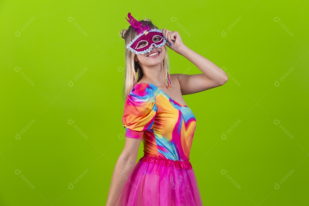 Linda mulher loira fantasiada para o carnaval sobre um fundo isolado verde.