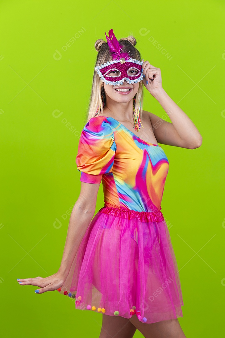 Linda mulher loira fantasiada para o carnaval sobre um fundo isolado verde.