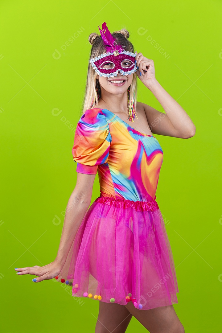 Linda mulher loira fantasiada para o carnaval sobre um fundo isolado verde.