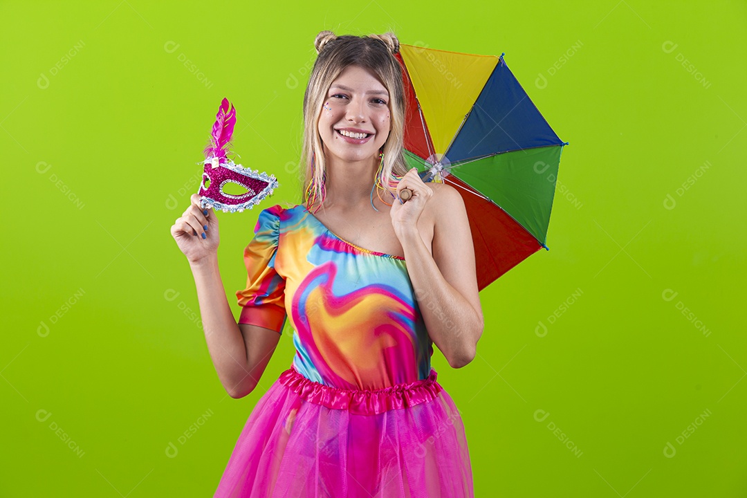 Linda mulher loira fantasiada para o carnaval estilo frevo.