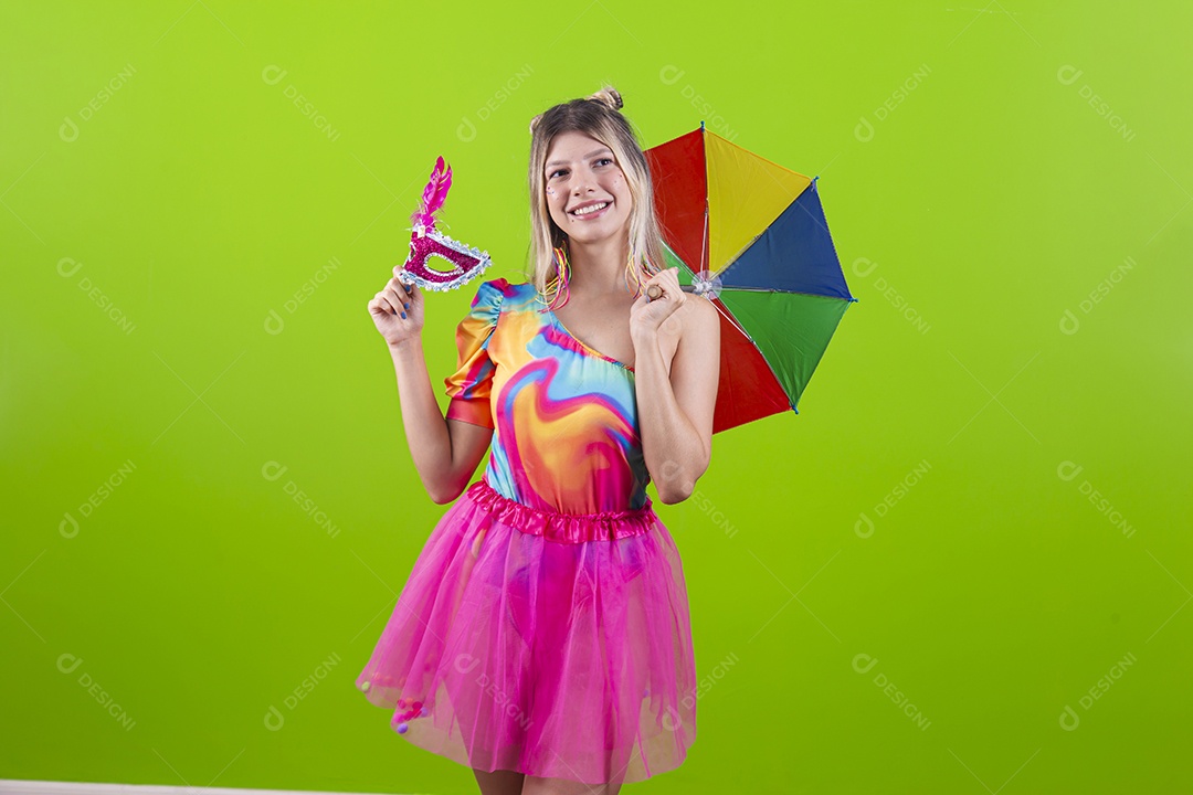 Linda mulher loira fantasiada para o carnaval estilo frevo.