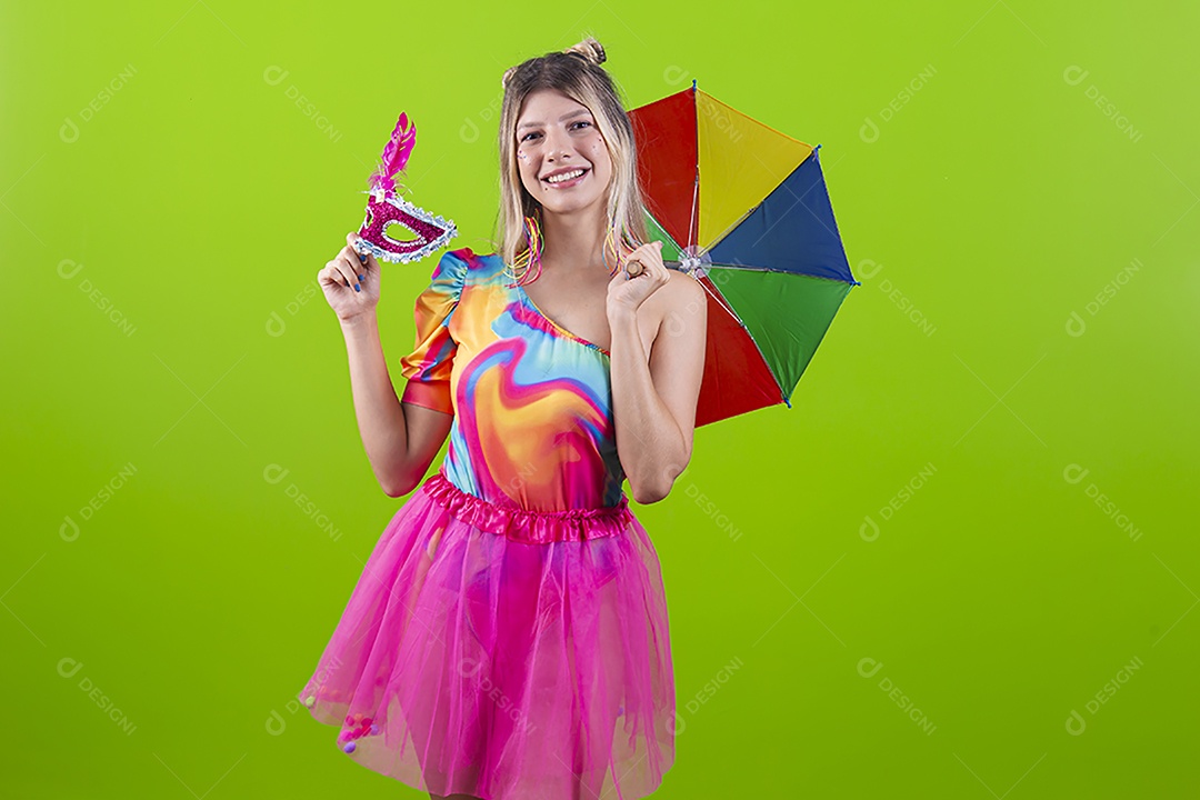 Linda mulher loira fantasiada para o carnaval estilo frevo.