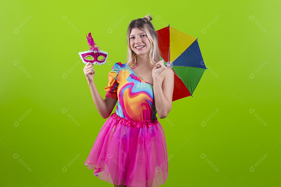 Linda mulher loira fantasiada para o carnaval estilo frevo.