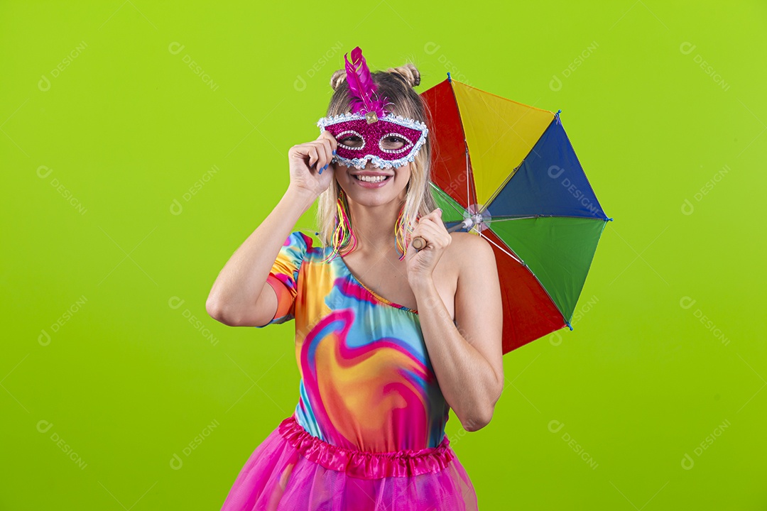 Linda mulher loira fantasiada para o carnaval estilo frevo.