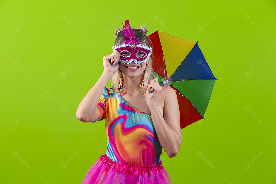 Linda mulher loira fantasiada para o carnaval estilo frevo.
