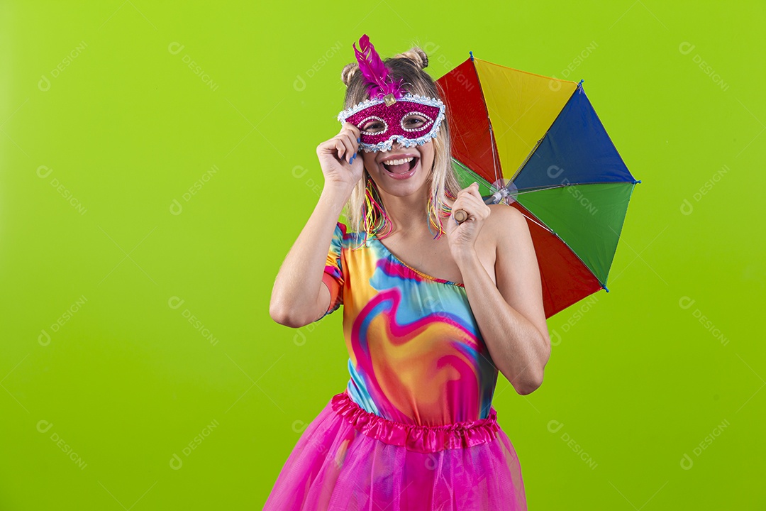 Linda mulher loira fantasiada para o carnaval estilo frevo.